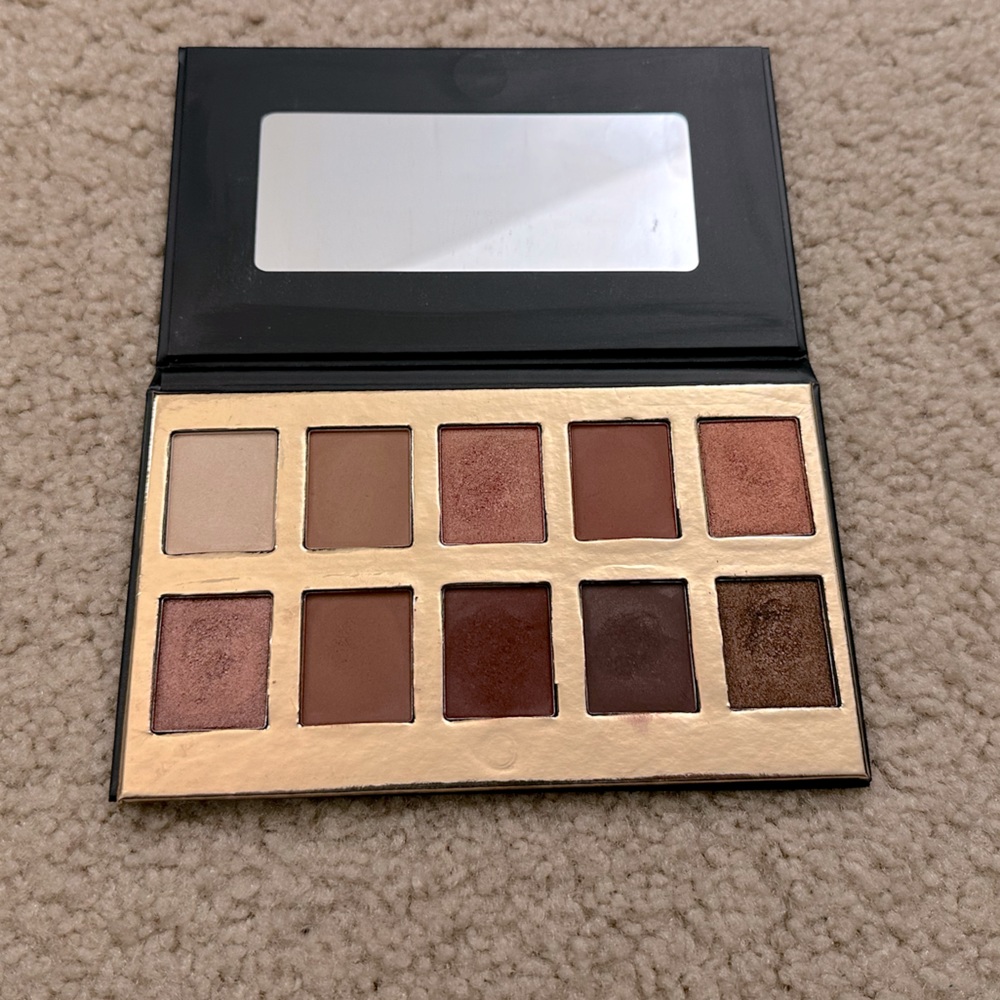 CROWN Pro eyeshadow palette